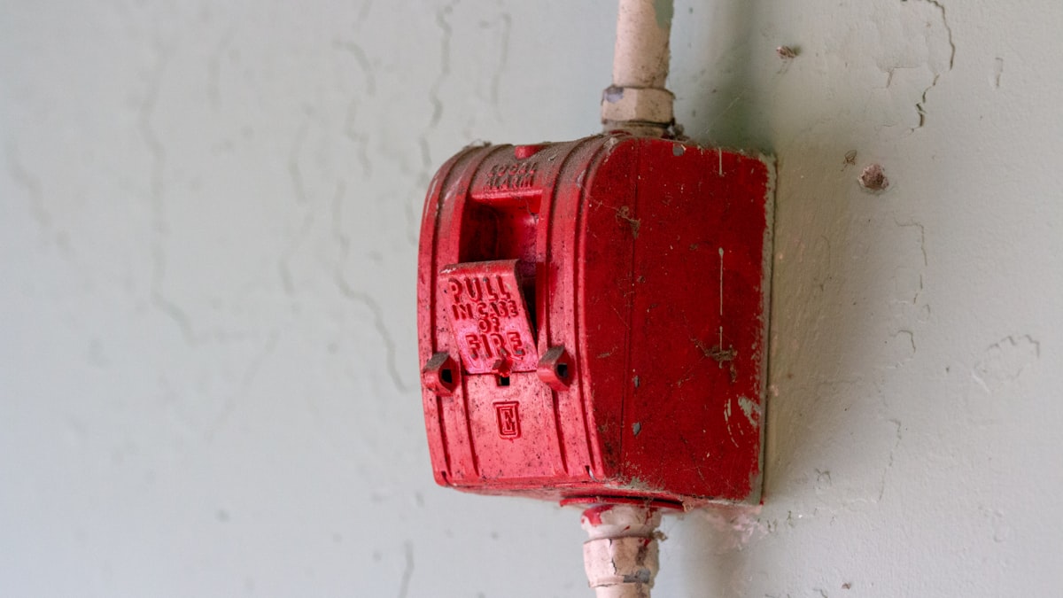 Nahaufnahme eines roten Metallkoffers mit Kabel