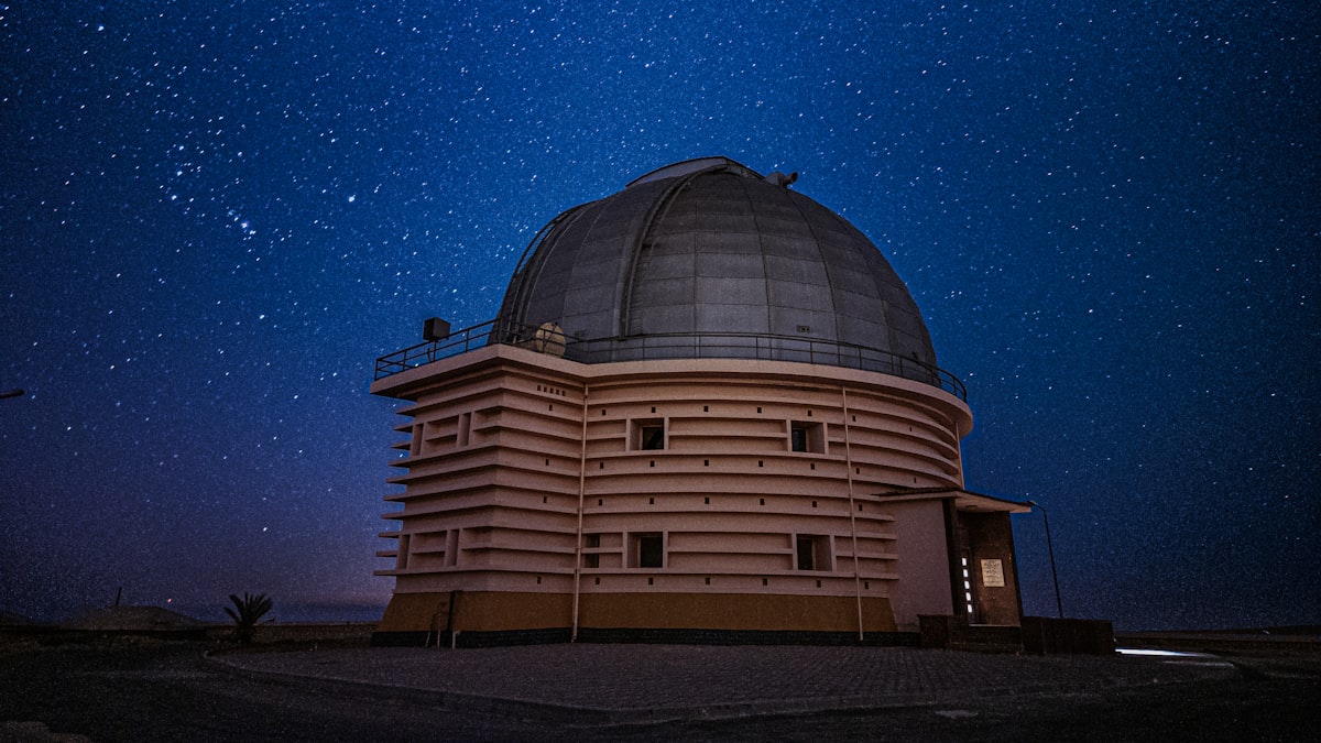 eine große Kuppel vor einem sternenklaren Himmel
