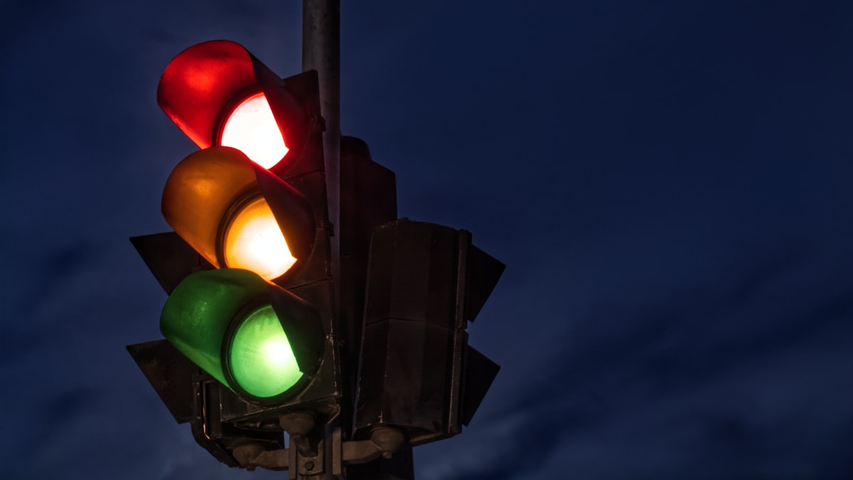 schwarze Ampel, nachts eingeschaltet