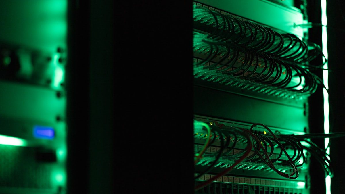 ein Serverschrank mit elektronischer Ausrüstung in einem dunklen Raum
